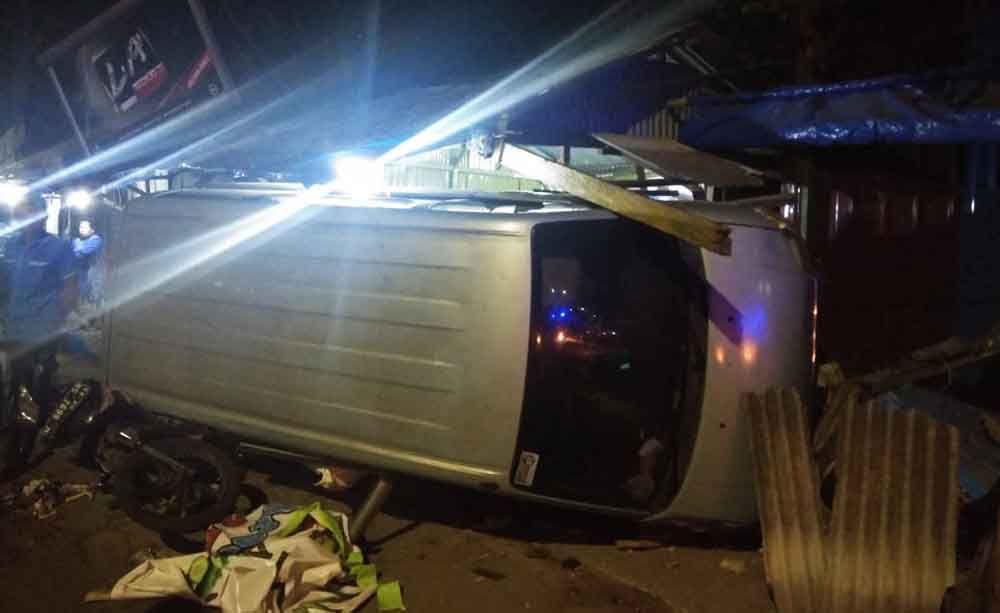 Suzuki APV yang terguling usai tabrak warung di Sidoarjo