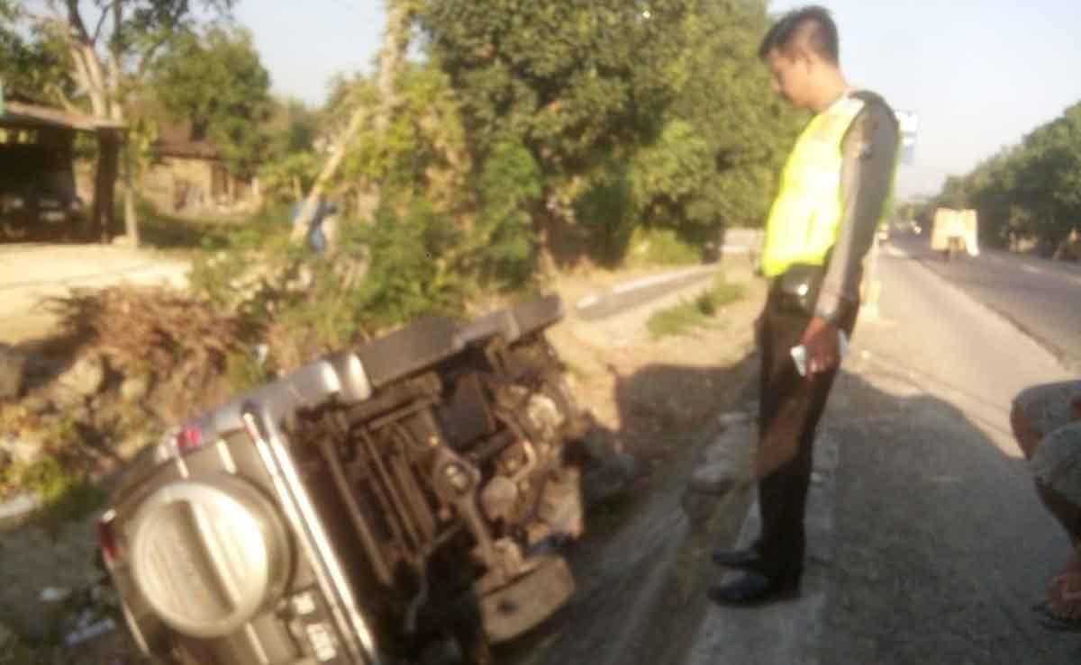 Mobil Terguling di Parit, Satu Keluarga Terluka