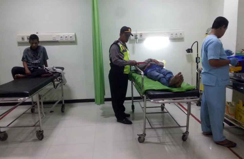 Polisi membawa korban ke RSUD dr Harjono