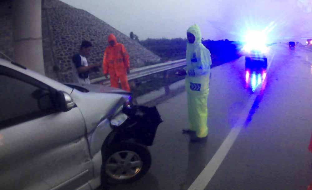 Proses evakuasi mobil di jalan Tol