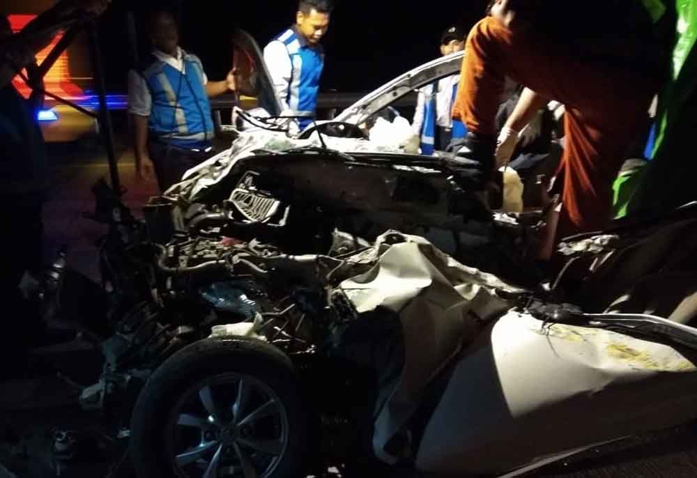 Evakuasi kecelakaan di jalan tol