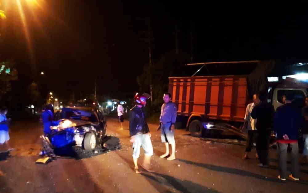 Kecelakaan sedan vs truk di Banyuwangi