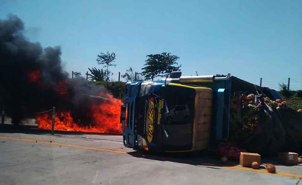Toyota Innova yang terbakar di Tol Pandaan-Malang