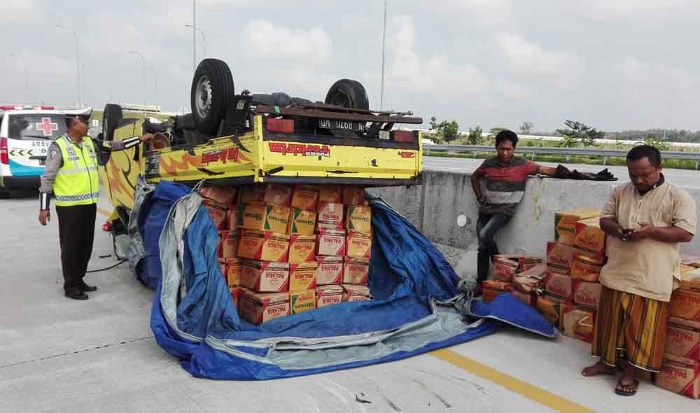 Evakuasi pikap yang terbalik di Tol Madiun-Nganjuk