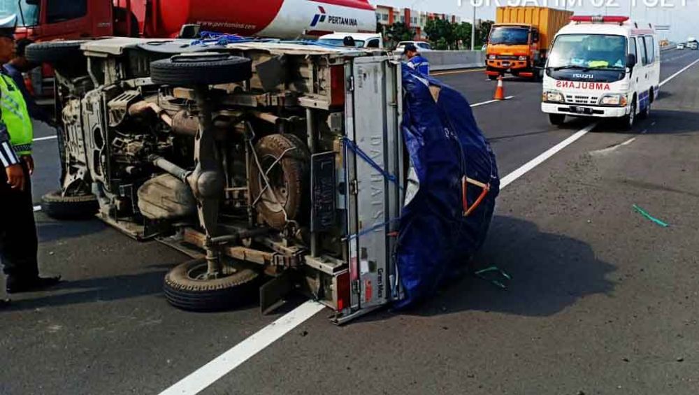 Pikap Bermuatan Ikan Asin Terguling di Tol Sidoarjo