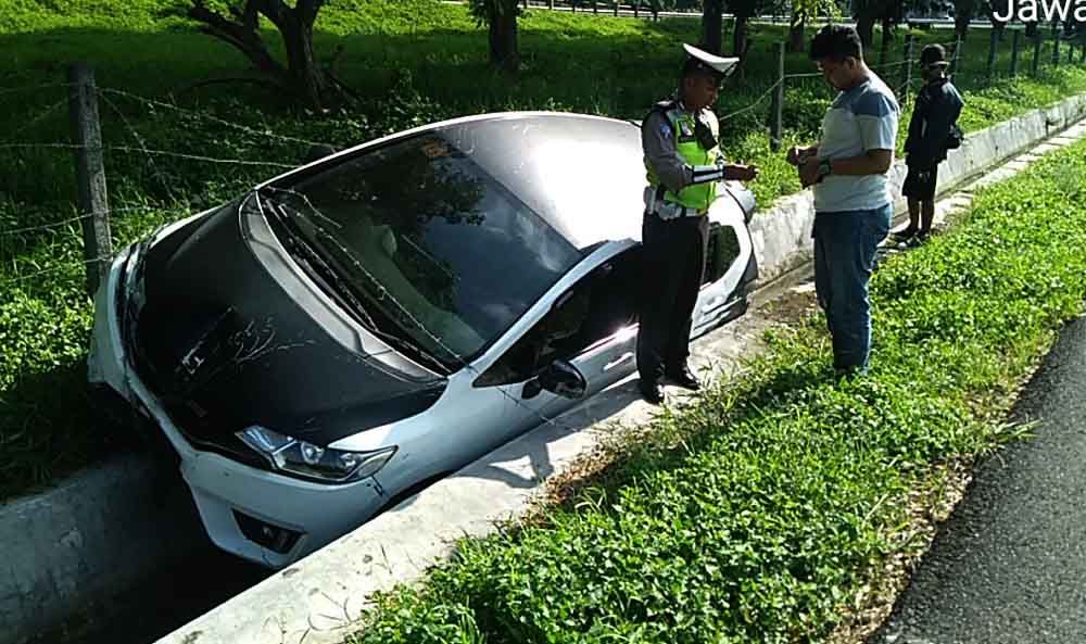 Evakuasi Honda Jazz masuk ke parit di Tol Menanggal