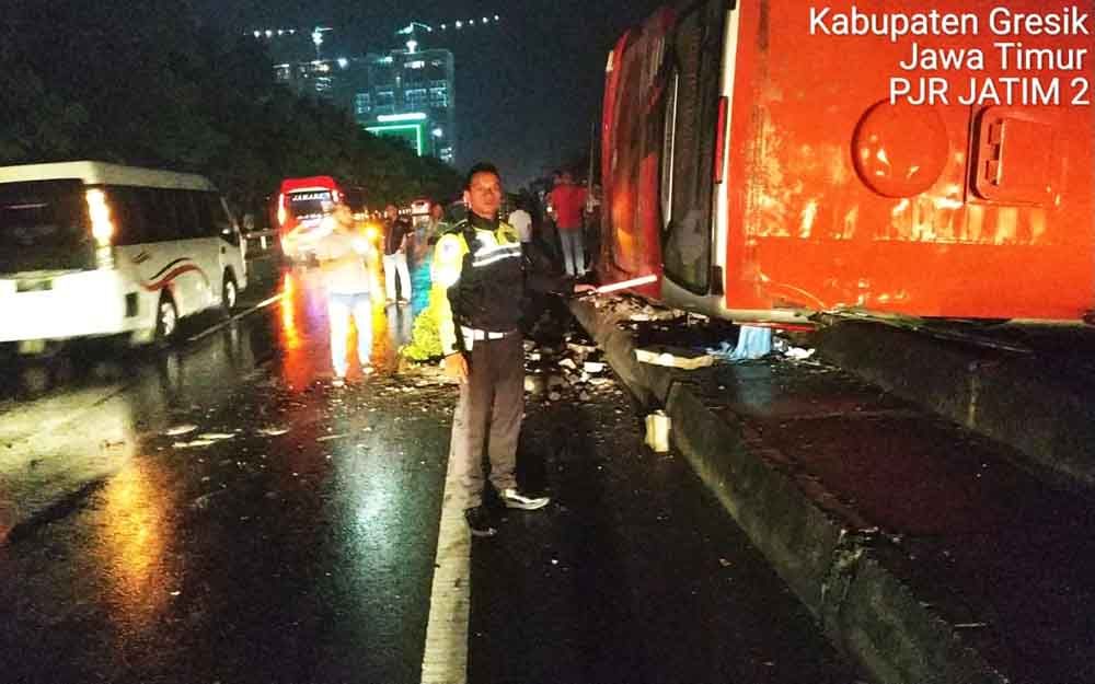 Evakuasi penumpang bus di Tol Gresik