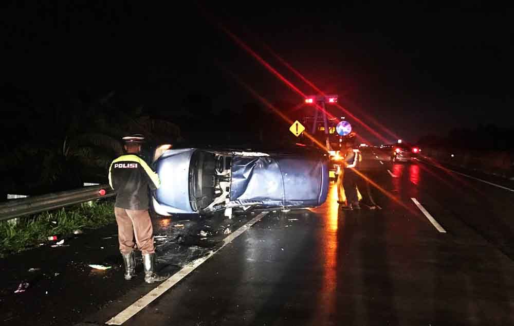 Evakuasi Toyota Avanza terbalik di Tol Sumo
