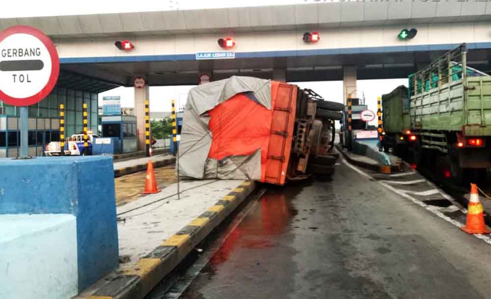 Truk terguling di gerbang Tol Tandes