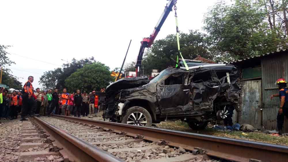 Proses evakuasi mobil Pajero yang tersambar kereta api