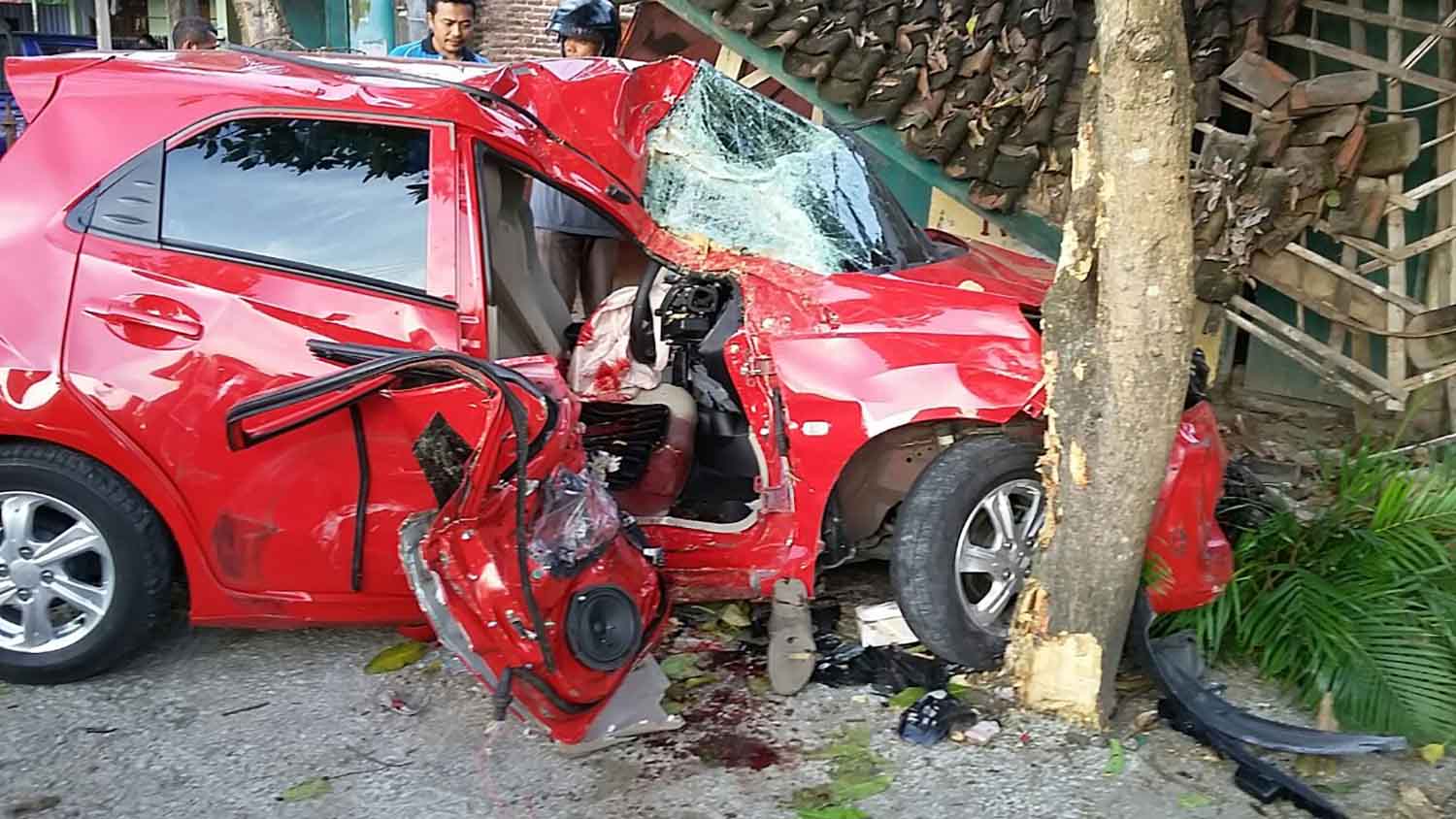 Brak! Honda Brio dan Toyota Rush Serempetan, Satu Tewas