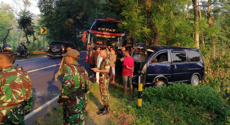 Suasana saat kecelakaan yang melibatkan mobil dinas TNI AD.