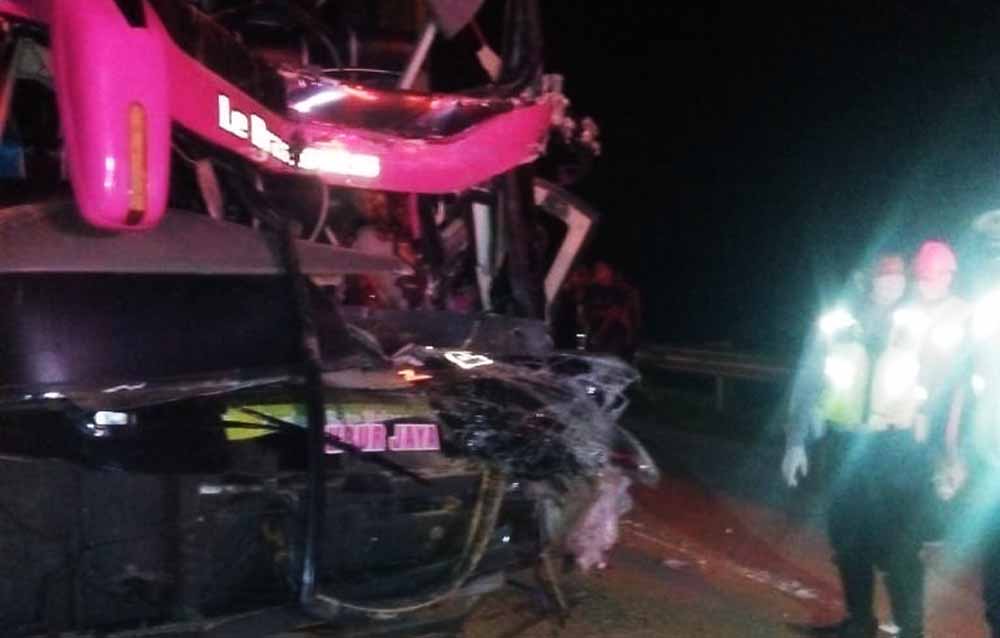 Evakuasi korban kecelakaan di Jalan Tol Ngawi