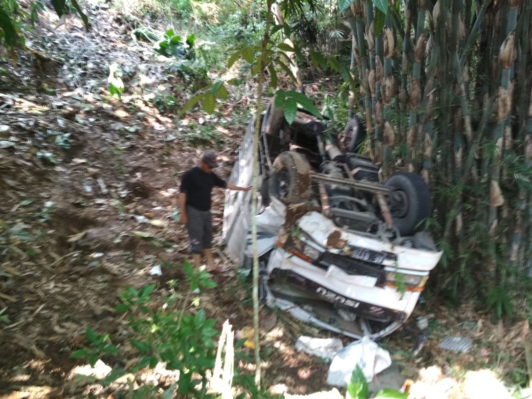 Truk rombongan para pendekar yang terjun ke jurang.