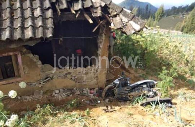 Sepeda motor korban saat menabrak dapur rumah warga/Foto: Facebook Mas Qii