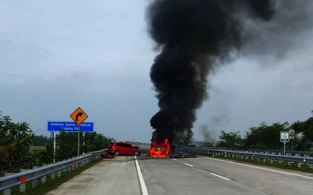 Diseruduk Honda Jazz, Mobil Pikap Terbakar di Tol Jombang-Mojokerto
