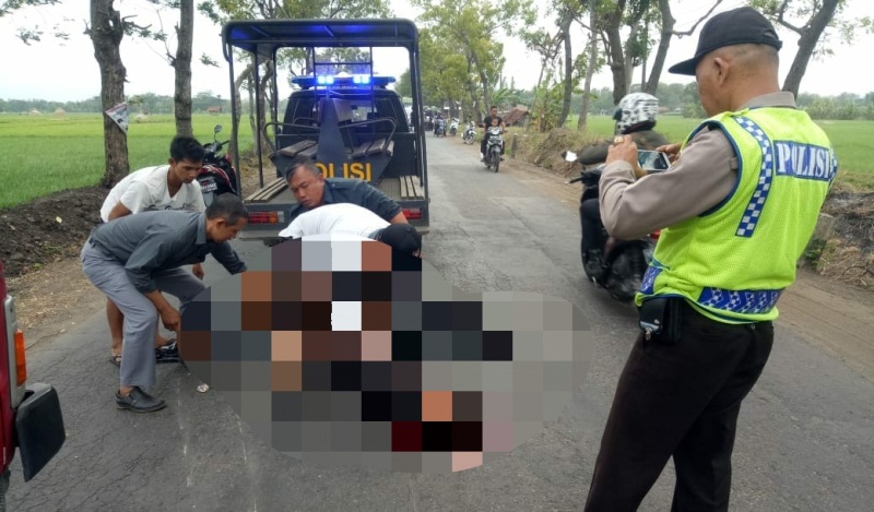 Biker saat dievakuasi oleh polisi.