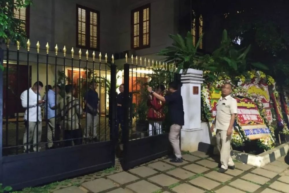 Situasi di kediaman Ketua Umum Partai Gerindra Prabowo Subianto di Kertanegara IV, Kebayoran Baru, Jakarta, Kamis (17/10). Foto: Republika/Febrianto Adi Saputro