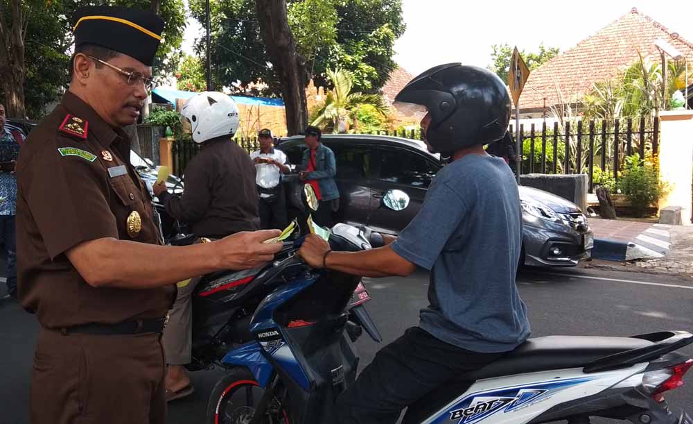 Pembagian stiker di depan kantor Kejari Banyuwangi