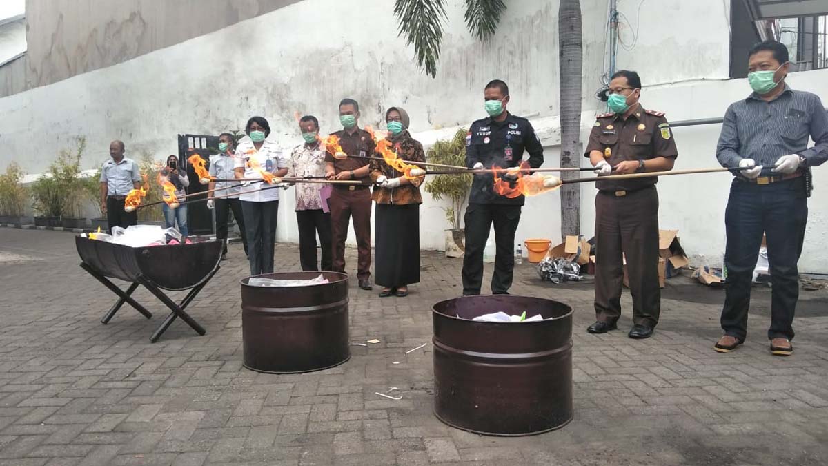 Proses pemusnahan barang bukti di Kantor Kejaksaan Negeri Tanjung Perak Surabaya./Narendra Bakrie