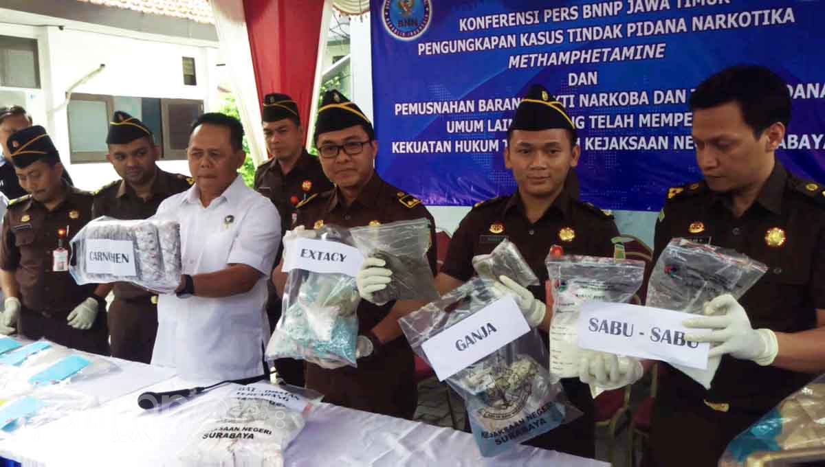 Kasipidum Kejari Surabaya Didik Adyotomo bersama jajaran menunjukan barang bukti narkoba sebelum dimusnahkan