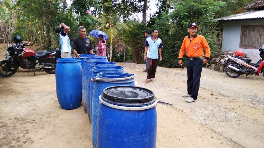 antrian air bersih menggunakan  drum