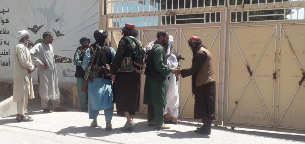 Kelompok Taliban berada di kantor pemerintahan setelah diambil alih di Kota Herat, Afganistan (Foto: EPA via Republika)