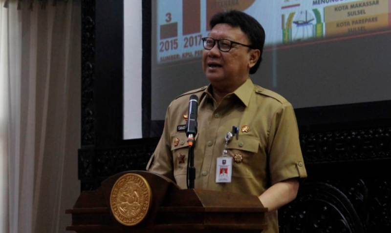 Menteri Dalam Negeri (Mendagri) Republik Indonesia Tjahjo Kumolo saat menjadi keynot speakers di Unair, Surabaya, Senin (24/9/2018).

