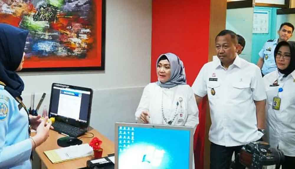  Deputi Bidang Pelayanan Publik KemenPAN-RB Diah Natalisa saat melihat pelayanan publik  di Kantor Imigrasi Kelas I Tanjung Perak