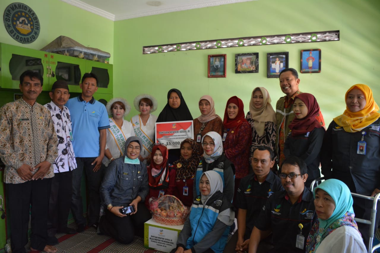 Tim Kemensos menyerahkan santunan kepada keluarga korban bom di Surabaya dan Sidoarjo.

