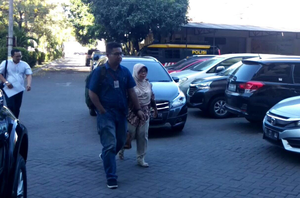 Keny Erviati Kepala Sekolah (Kepsek) SMPN 54 Surabaya, saat hendak diperiksa di Polrestabes Surabaya.