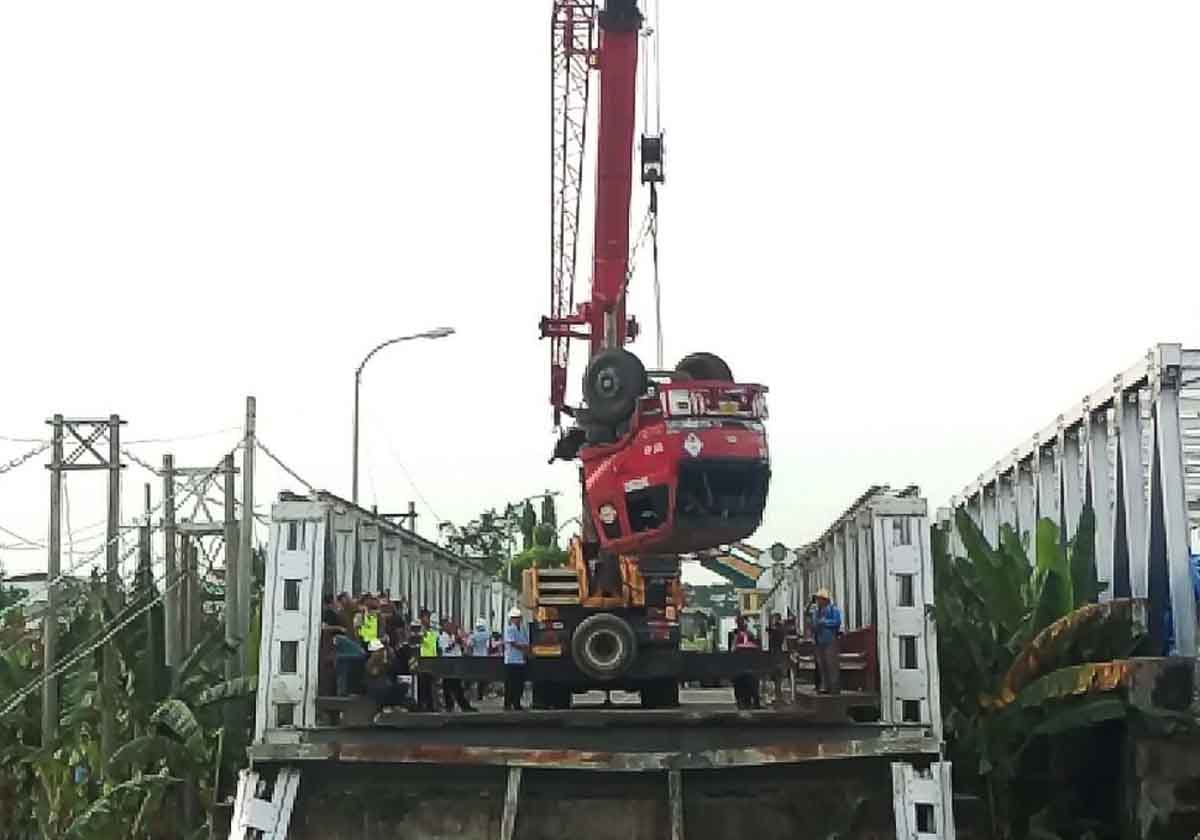 Proses evakuasi pemisahan kepala truk.
