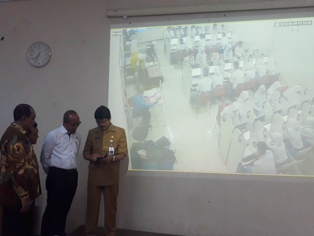 Kepala Dindik Jatim saat meninjau UNBK di SMAN 15 Surabaya