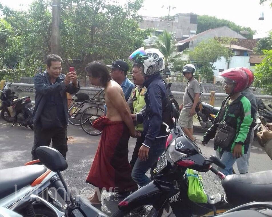 Nasir (telanjang dada) saat diamankan petugas di TKP./Foto: Narendra Bakrie