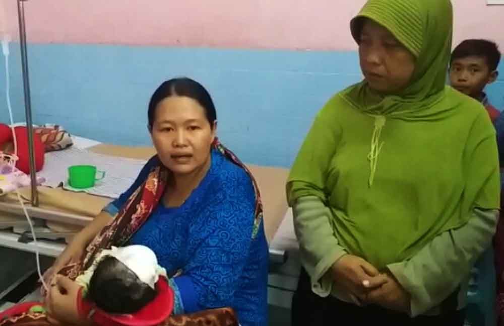 Muhammad Aldo Sanjaya tengah digendong ibunya saat mendapat perawatan medis di RSUD  dr Mohammad Saleh