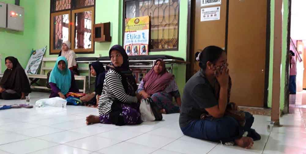 Keluarga korban  tercakar kera liar sedang menunggu perawatan medis di RSUD dr Mohammad Saleh