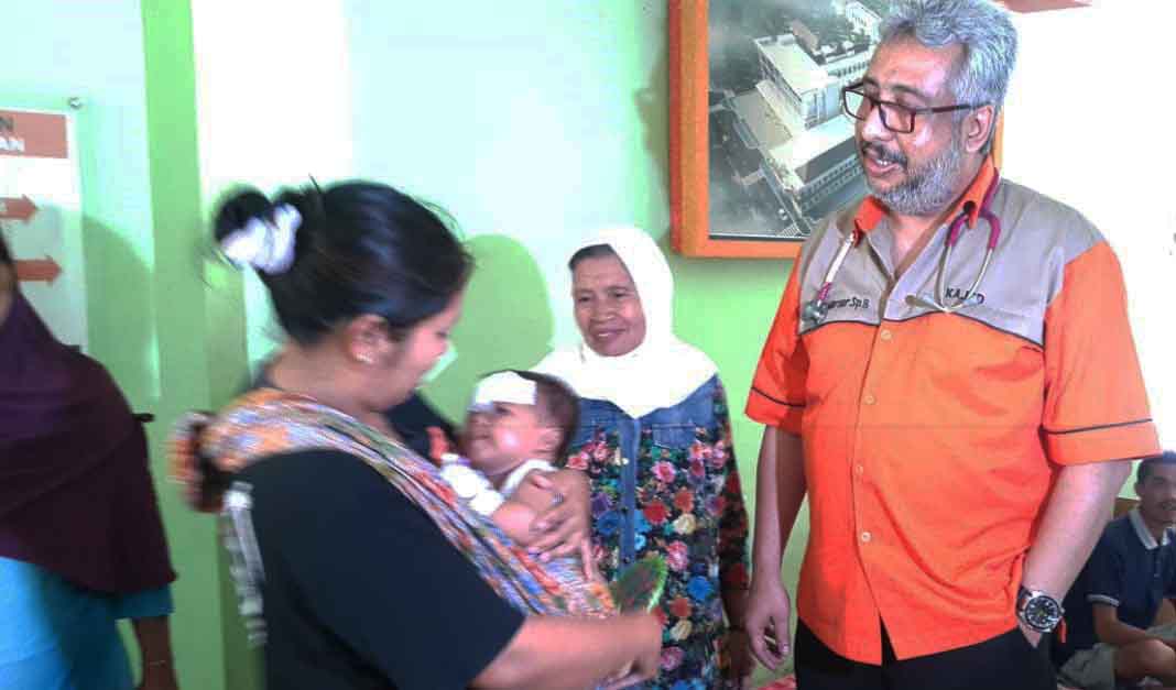 Hafid Septian saat digendong ibunya di rumah sakit
