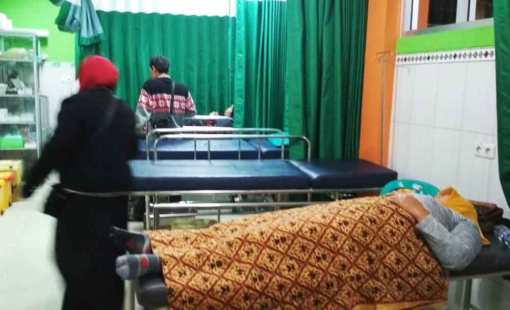 Salah satu korban keracunan massal saat mendapat perawatan medis