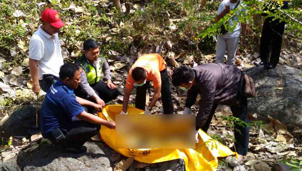 Petugas kepolisian mengevakuasi kerangka di Ponorogo