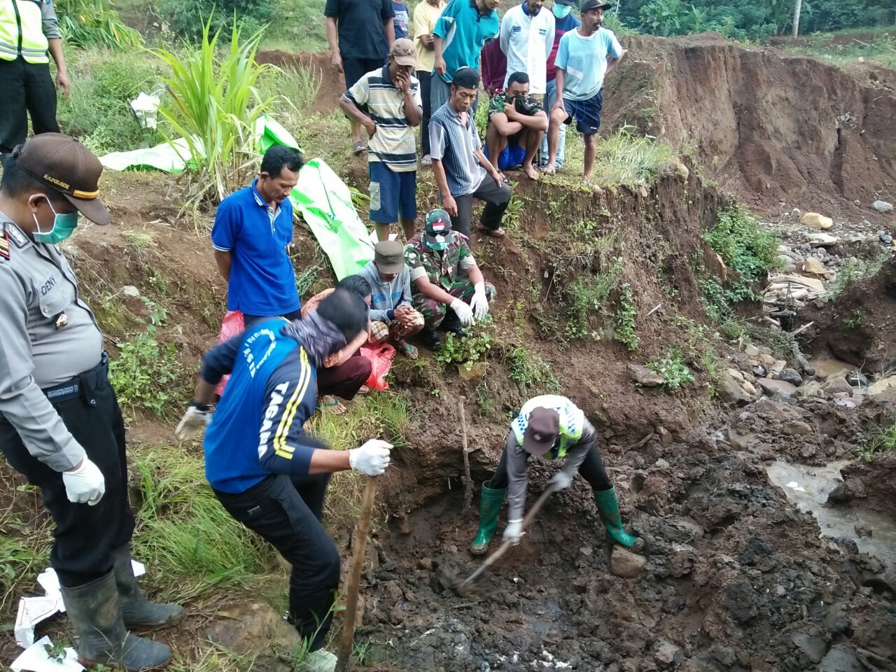 Petugas dan warga mengevakuasi kerangka yang ditemukan warga.