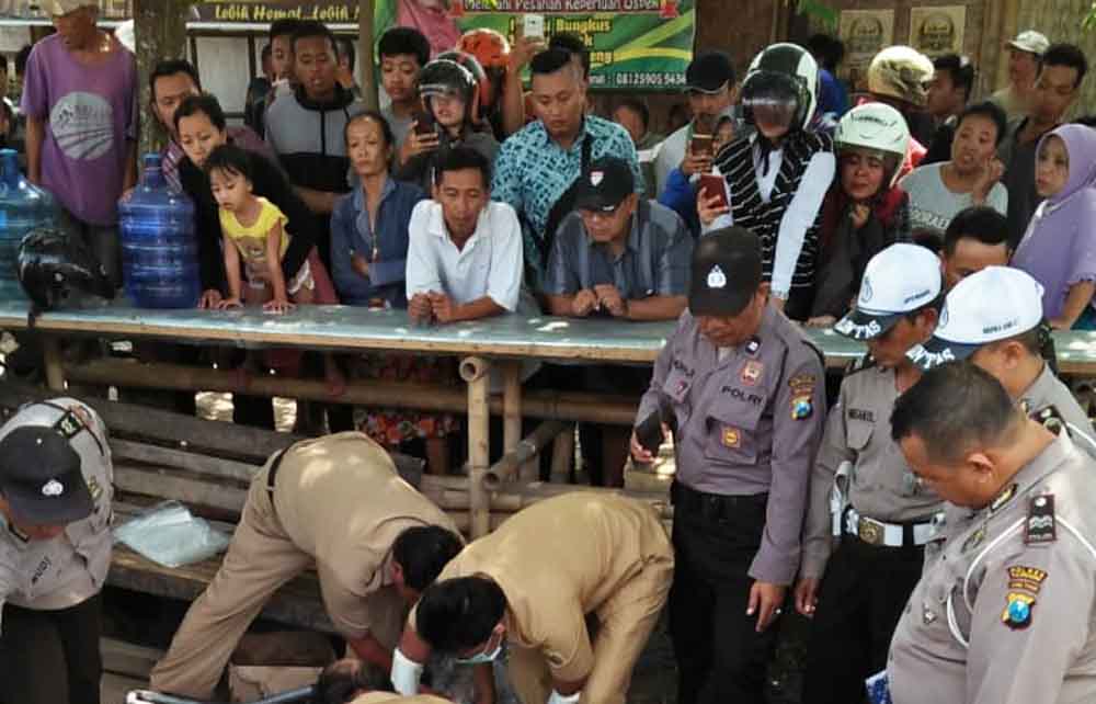 Proses evakuasi jenazah korban tertabrak kereta api