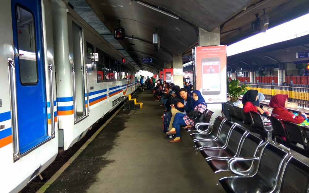 Suasana Stasiun Malang Kota Baru menjelang liburan Natal dan tahun baru