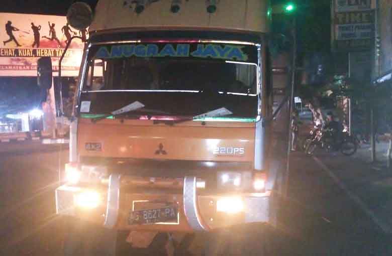 Truk yang menaabrak palang pintu kereta api