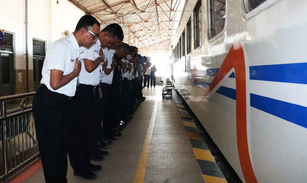 Hari Pelanggan Nasional, Daop 7 Bagi Hadiah ke Penumpang Kereta Api