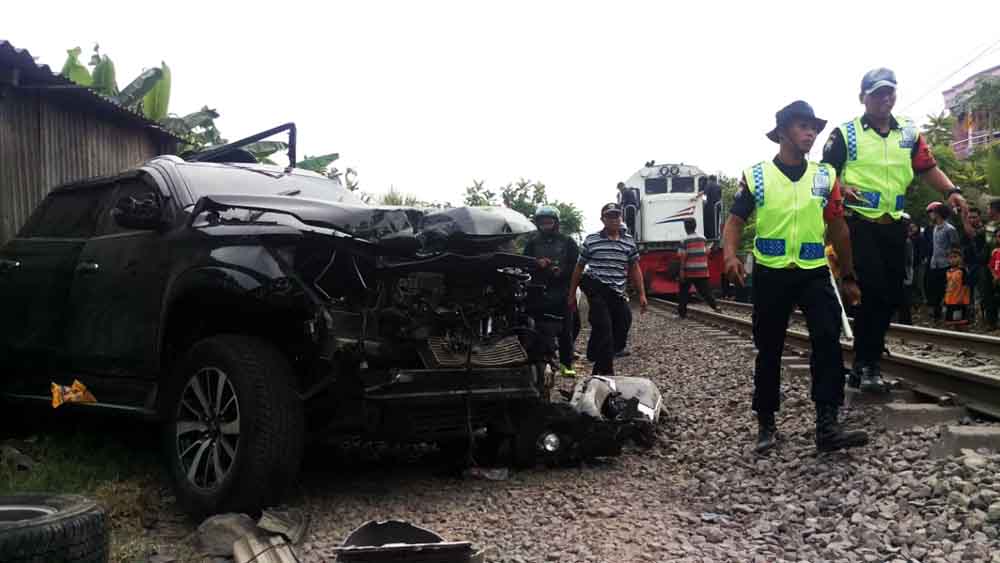 Mobil new pajero yang tertabrak kereta api terlihat ringsek 