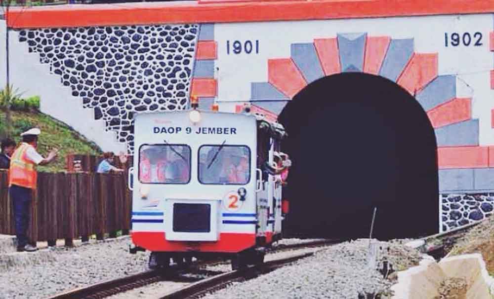 Kereta wisata di Daop 9 Jember