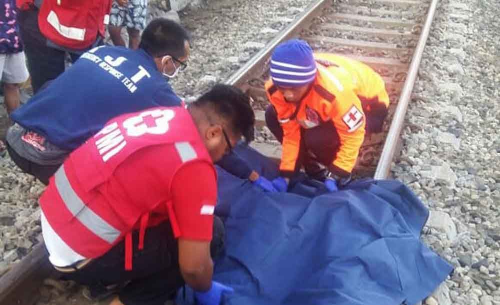Evakuasi jenazah korban tersambar kereta api