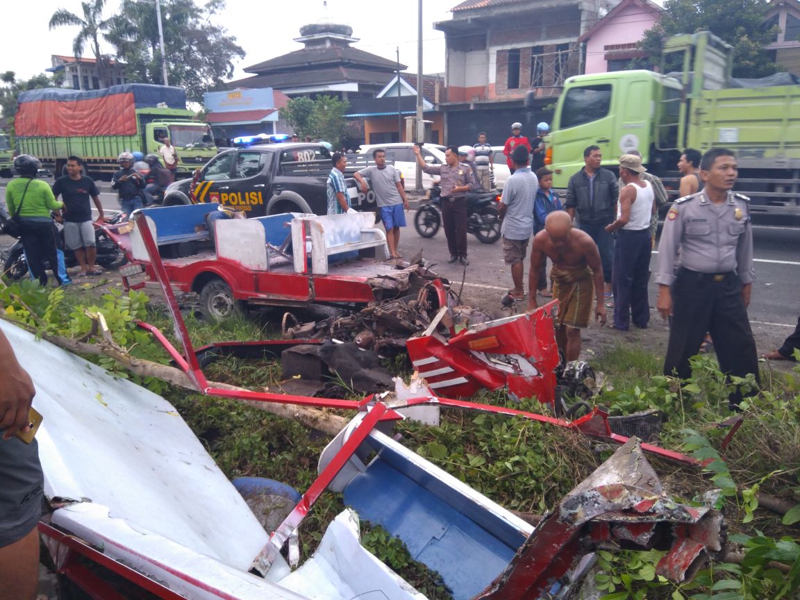 Kereta Kelinci yang hancur setelah tertabrak kereta api