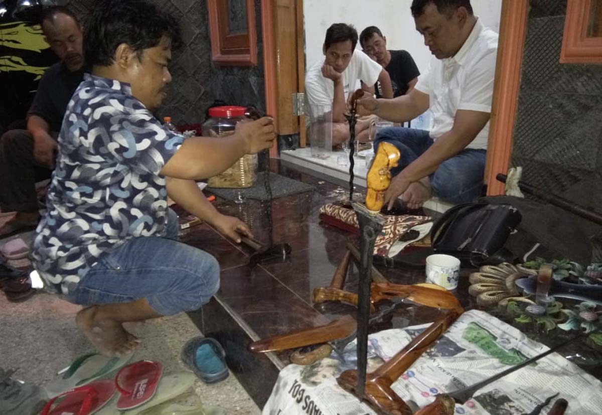 Mencuci Keris di Malam Suro, Tradisi Merawat Pusaka Warisan Leluhur