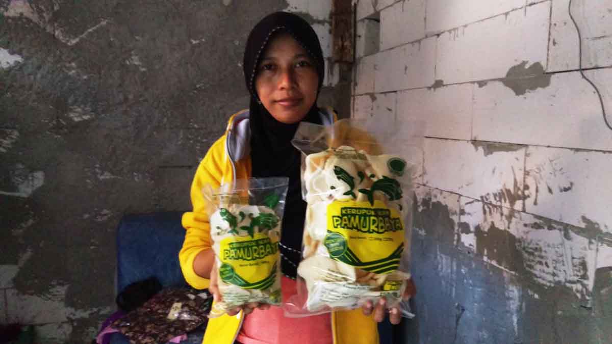 Nur Inayah dengan produk krupuk ikan olahanya